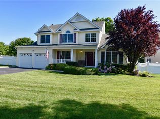 10 Franciscan Ln, Smithtown, NY 11787