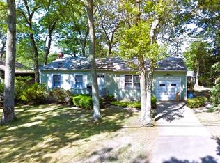 84 Walnut St, Lake Grove, NY 11755