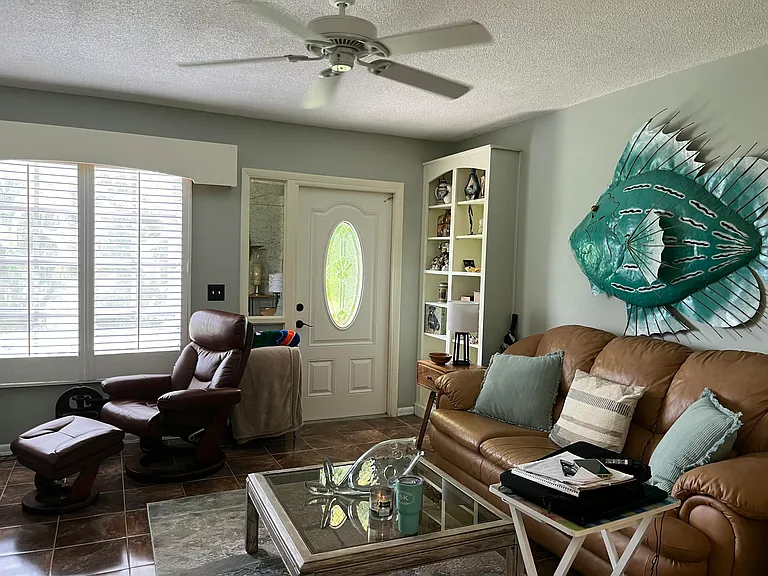 915 Riverwood Ln — Photo 2
