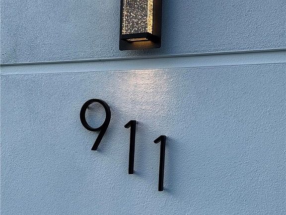 4th image of 911 Asher St E