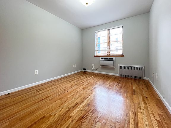5th image of 588 Leonard St #2