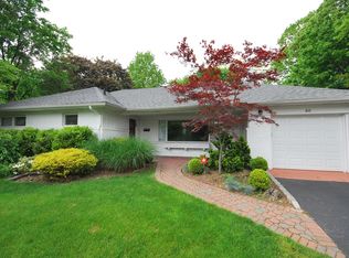 80 Westwood Cir, Roslyn Heights, NY 11577
