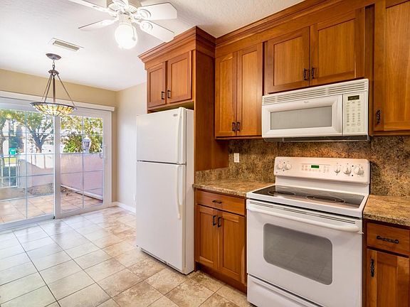 4th image of 405 La Costa St