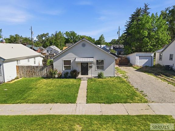 2nd image of 255 E 15th St