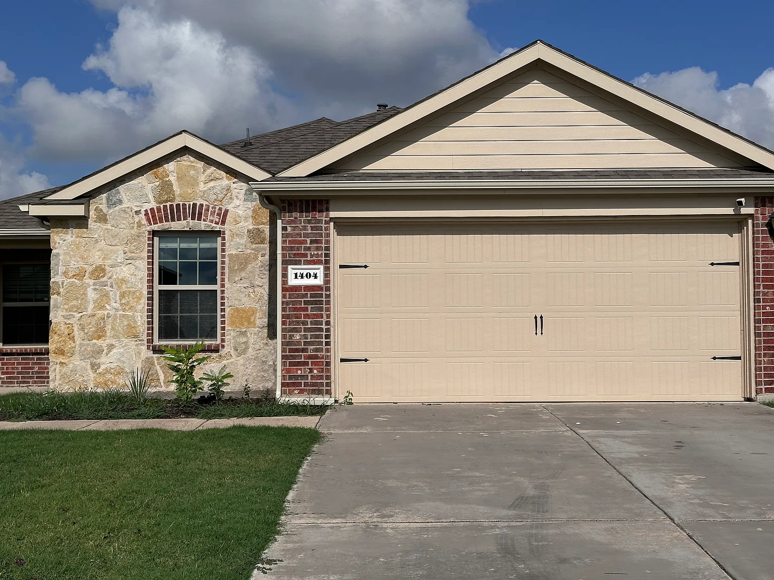 4 bed, 1826 sqft, $1,950 — Photo 1