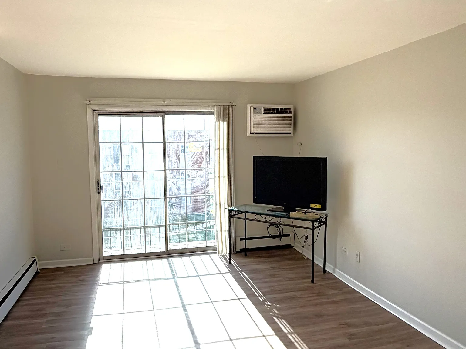 2 bed, 900 sqft, $1,600 — Photo 1