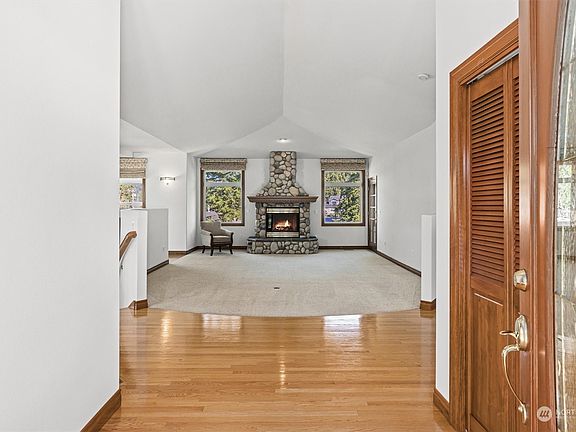 4th image of 249 Lochwood Drive