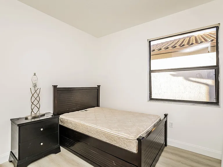8916 Madrid Cir — Photo 15