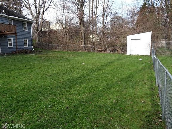 4th image of 1372 Blossom St SE
