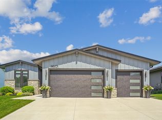 14601 Sutton Dr, Urbandale, IA 50323