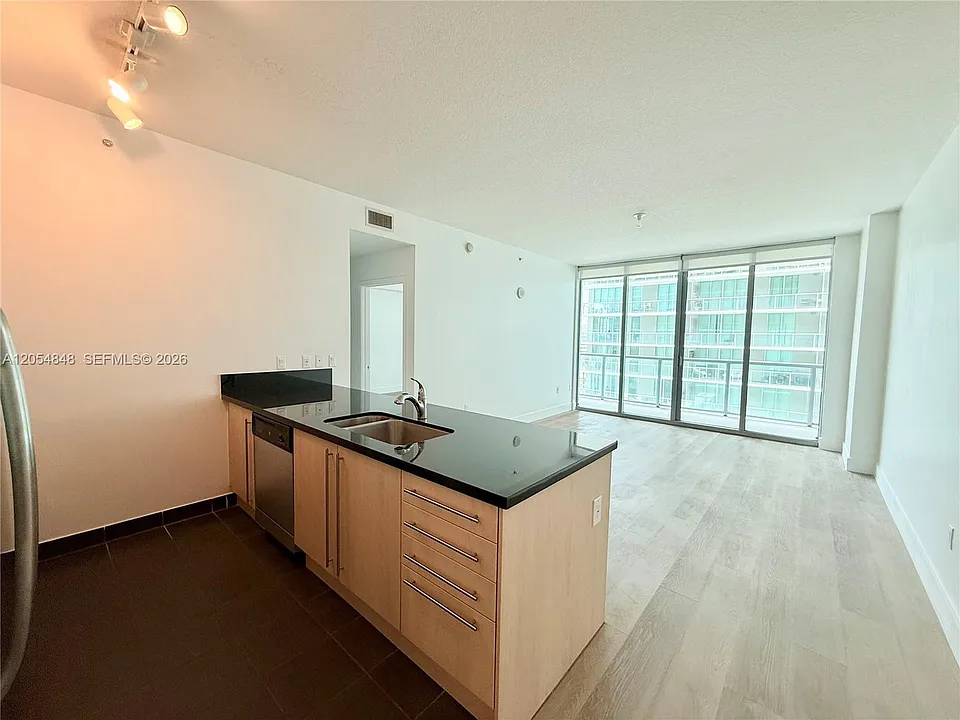 79 SW 12th St #1208