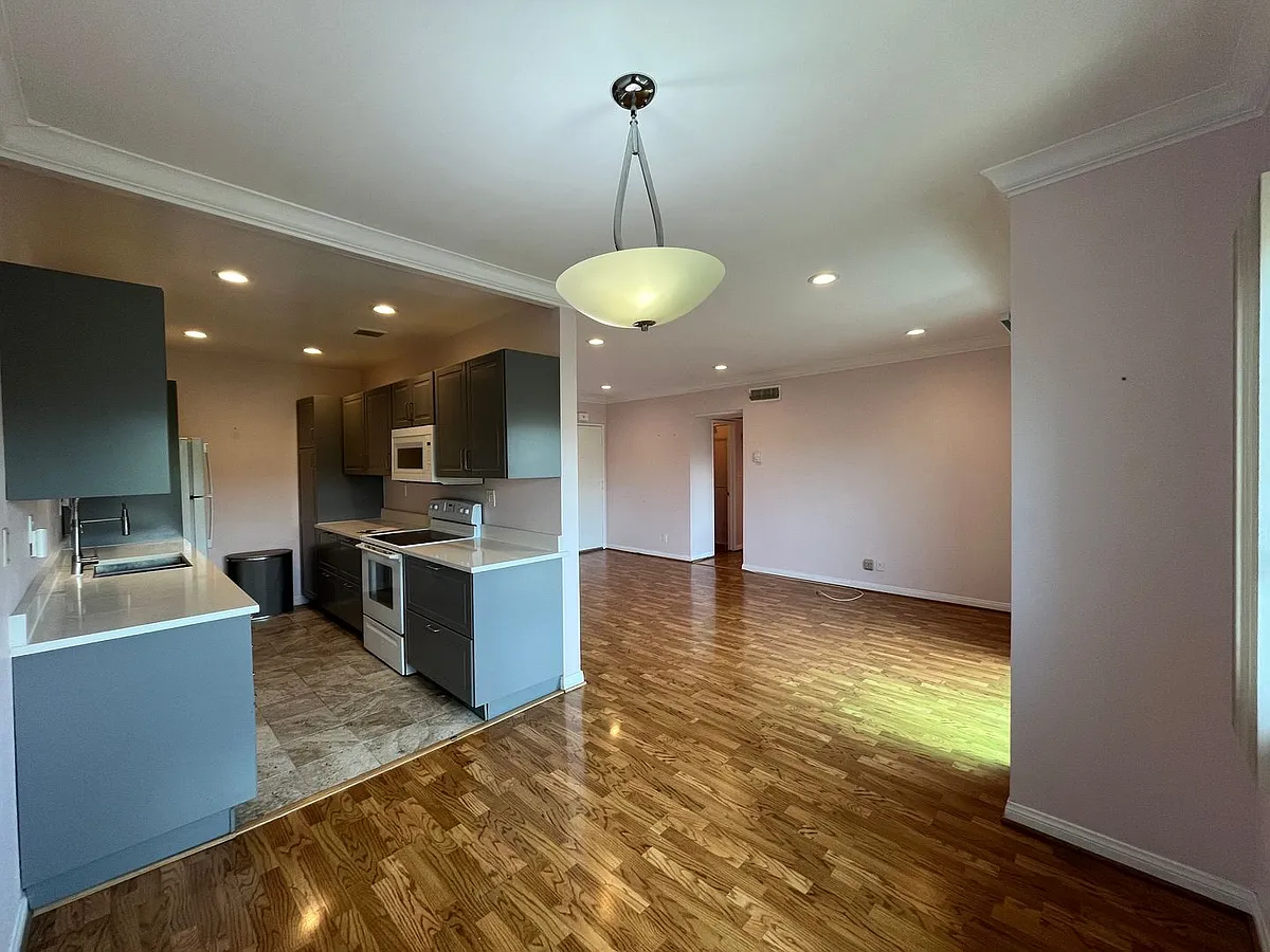 Building Photo - 5400 Newcastle Ave #43