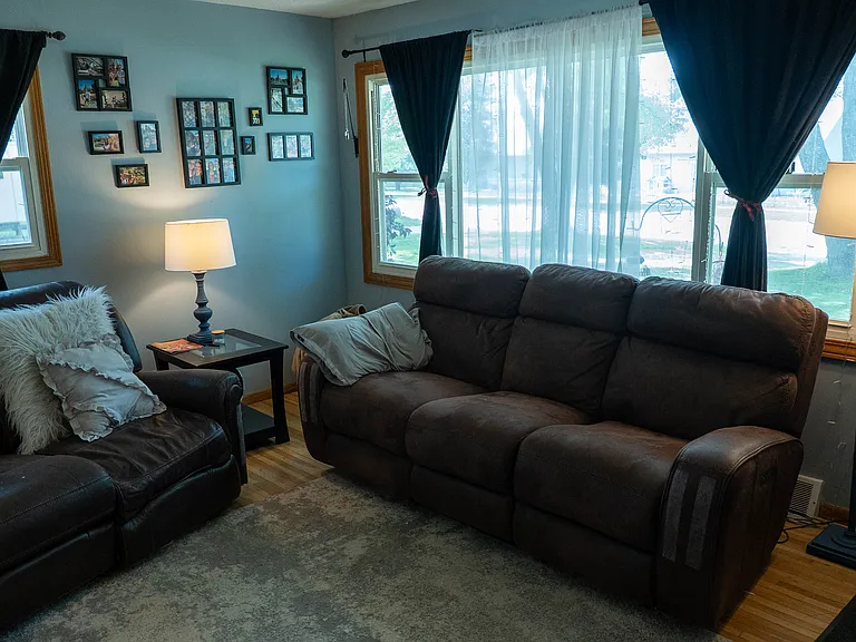410 Strathmore Ln SE — Photo 2