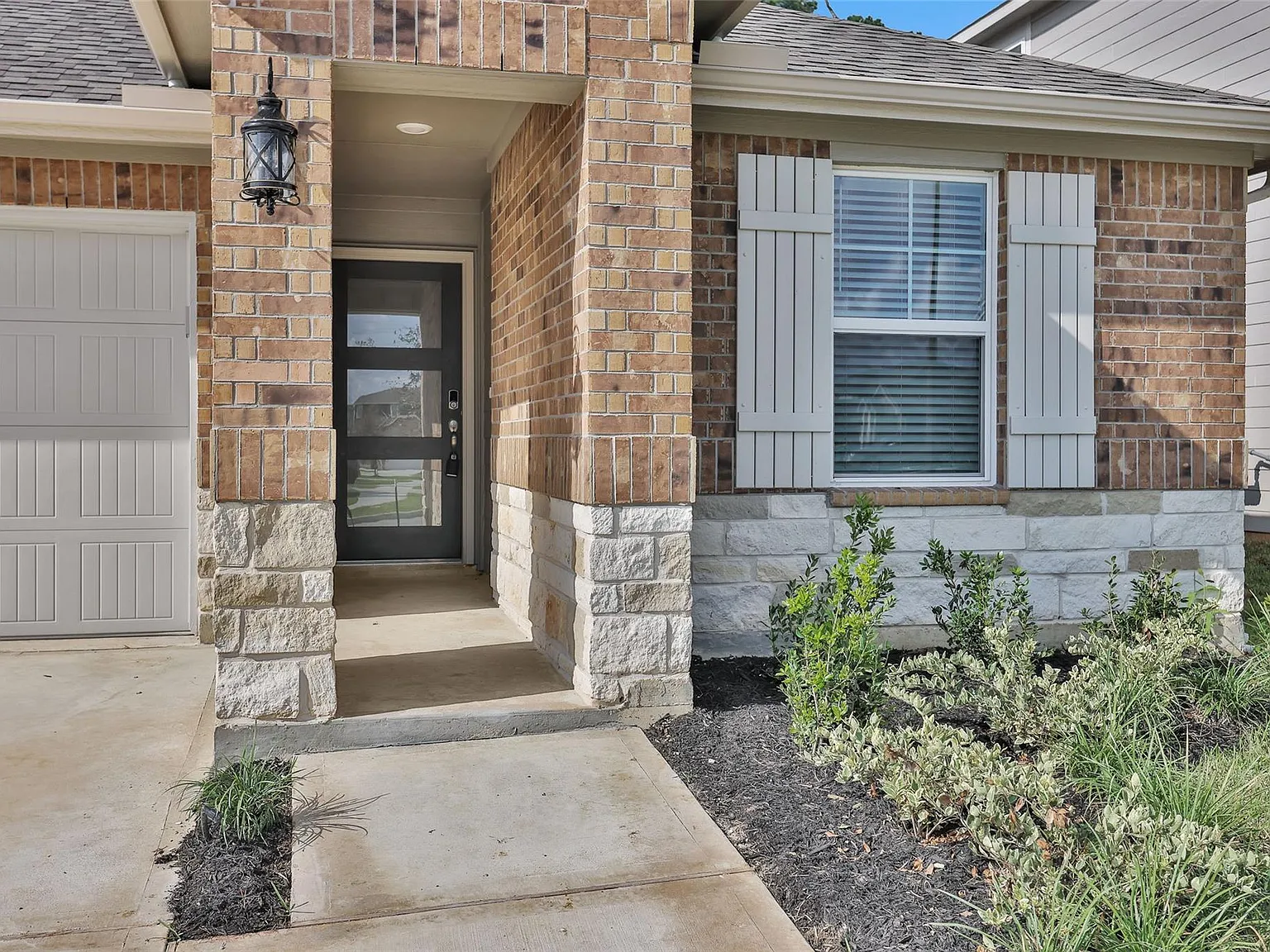 4 bed, 3.0 bath, 2012 sqft, $2,295 — Photo 2