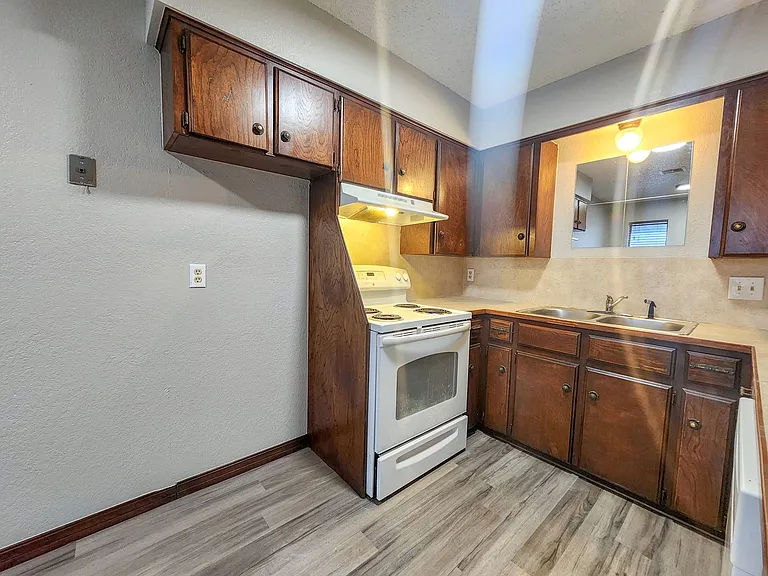 4104 N Market Ave — Photo 8