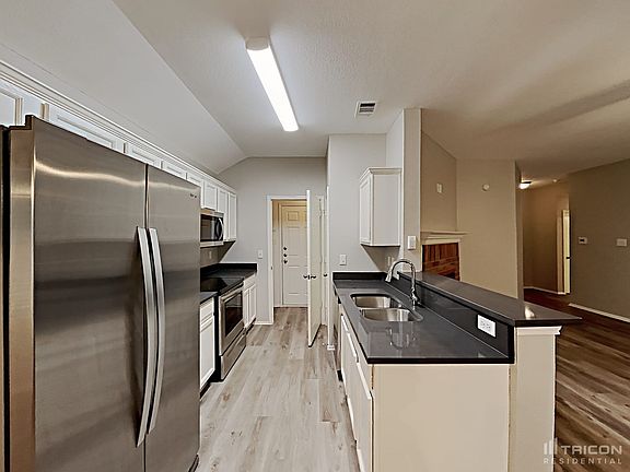 5th image of 105 Stonehaven Pl