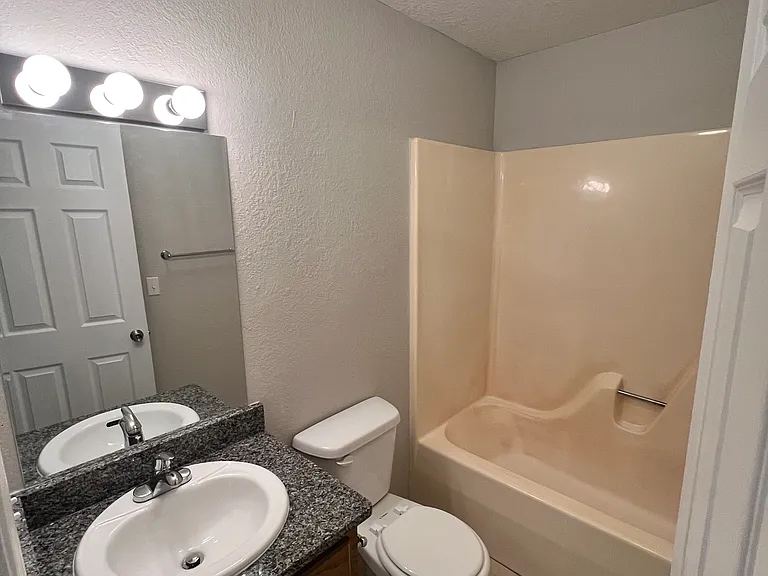 823 N Lola Ln — Photo 15