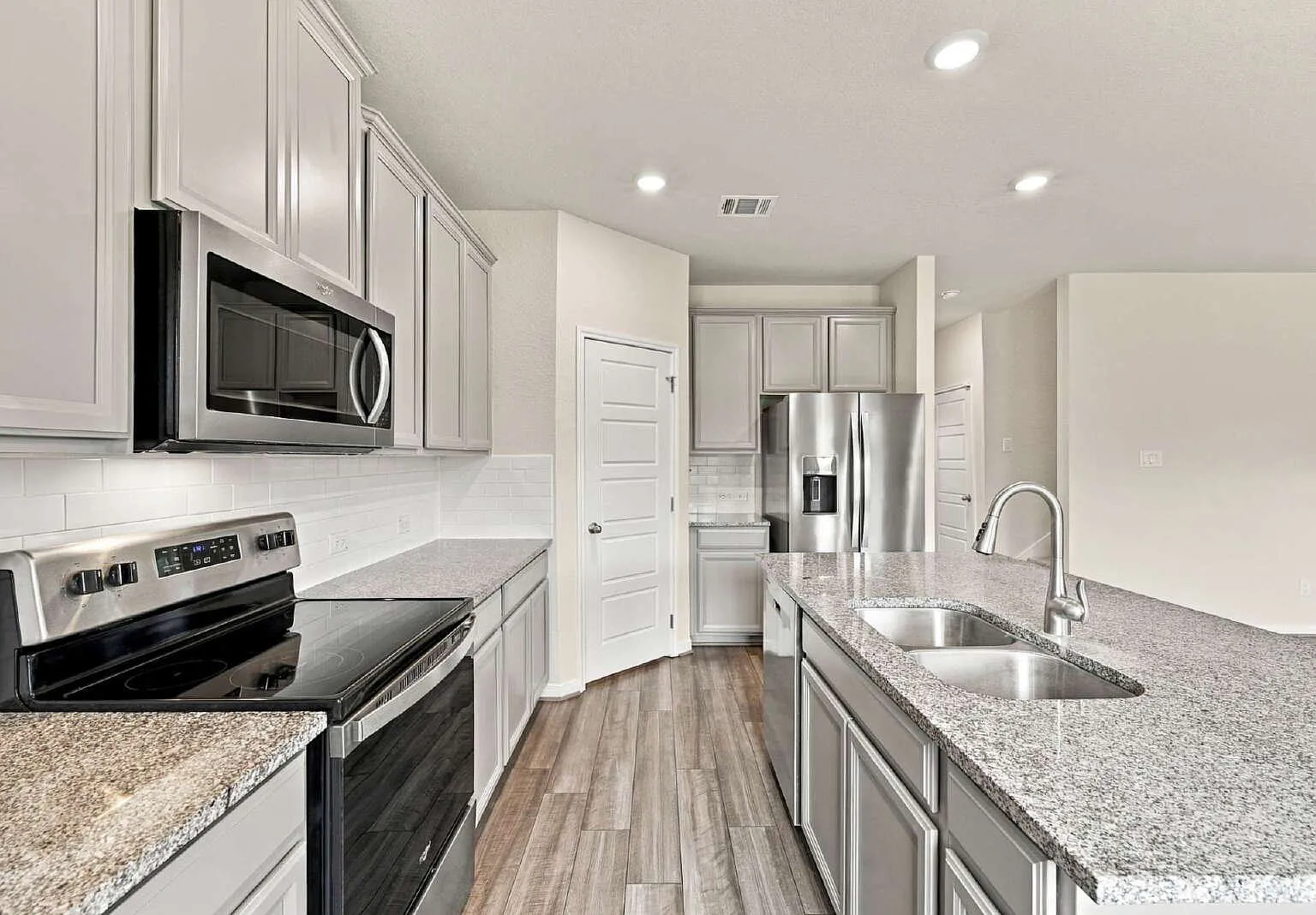 4 bed, 2.5 bath, 2304 sqft, $2,300 — Photo 4