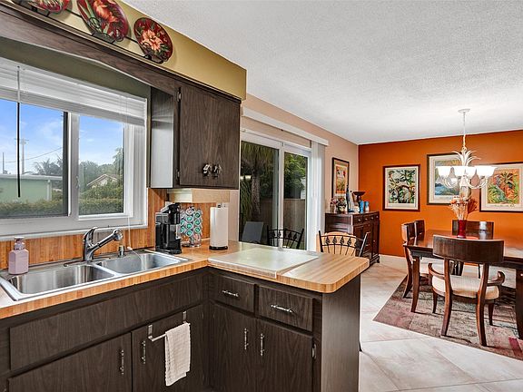 5th image of 2740 SW 46th Place
