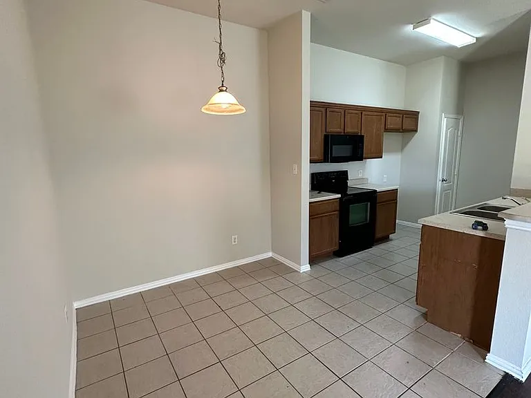 213-215 Robin St — Photo 3