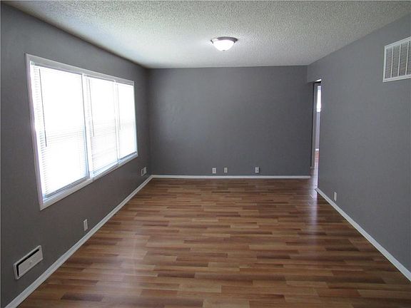 3rd image of 11004 Cambridge Ave