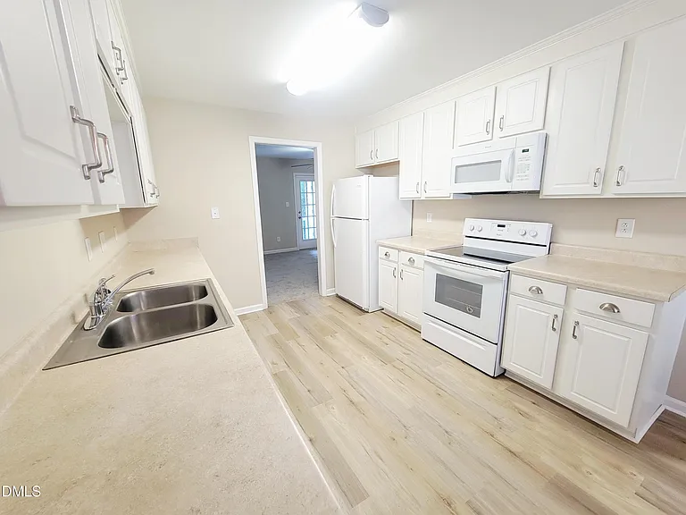 411 Whitehall Ct — Photo 9