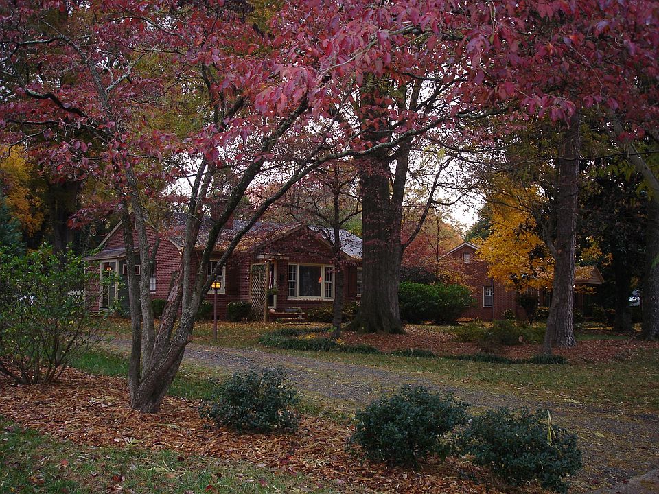 Great Cotswold area, large lot w/mature trees, good school district