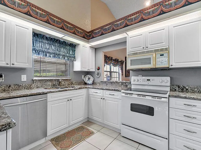 7922 Sandy Pointe Dr — Photo 13