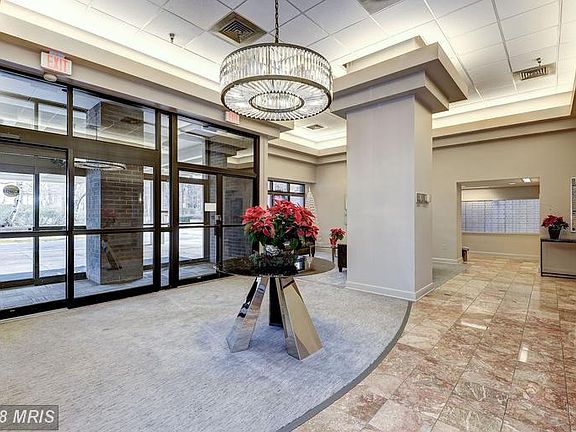 TRENDY LOBBY MAKES A GREAT FIRST IMPRESSION!