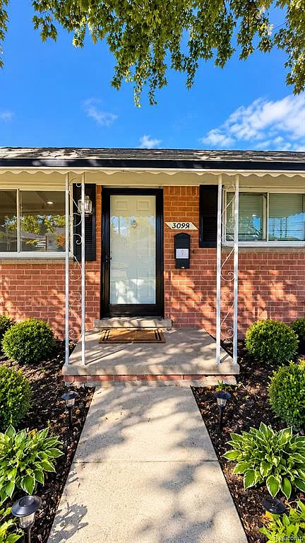 3 bed, 1.0 bath, 1429 sqft, $1,750 — Photo 1
