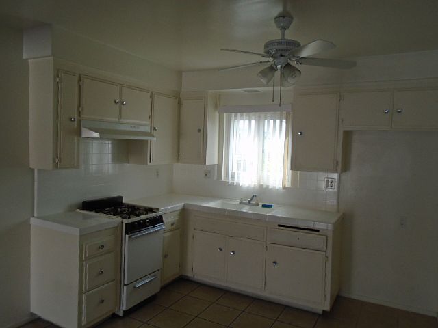 1st image of 112 E Buckthorn St APT 6
