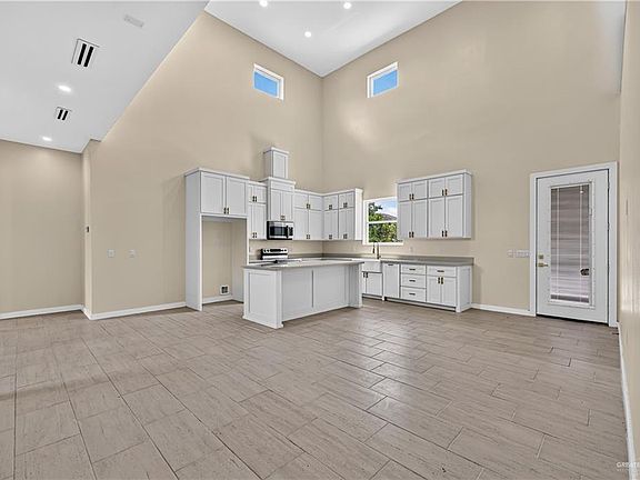 3rd image of 2911 Dhalia Dr