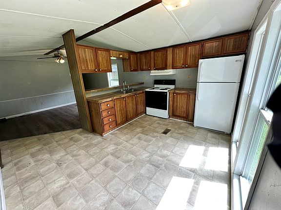4th image of 366 College St