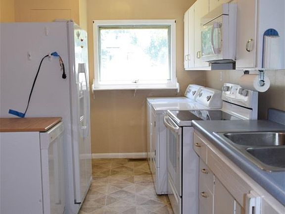 3rd image of 409 W 1st St S