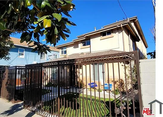 887 E 40th Pl #C — Photo 2