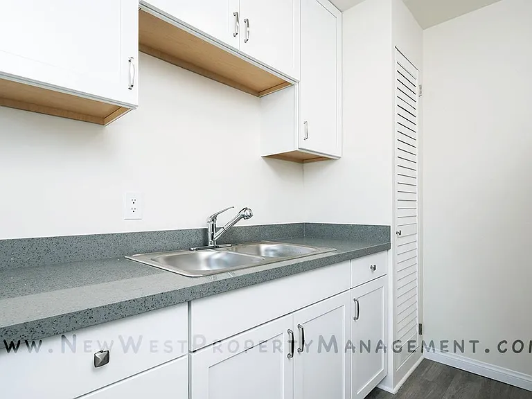 557 22nd St #1/2 — Photo 8