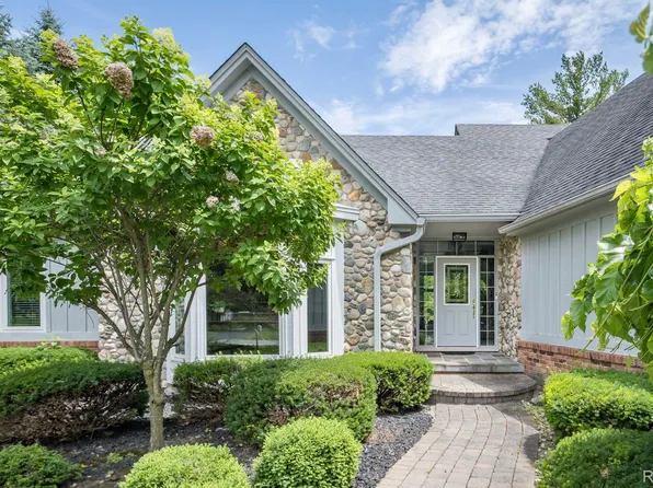 5533 Village Ln, Bloomfield Hills, MI 48301