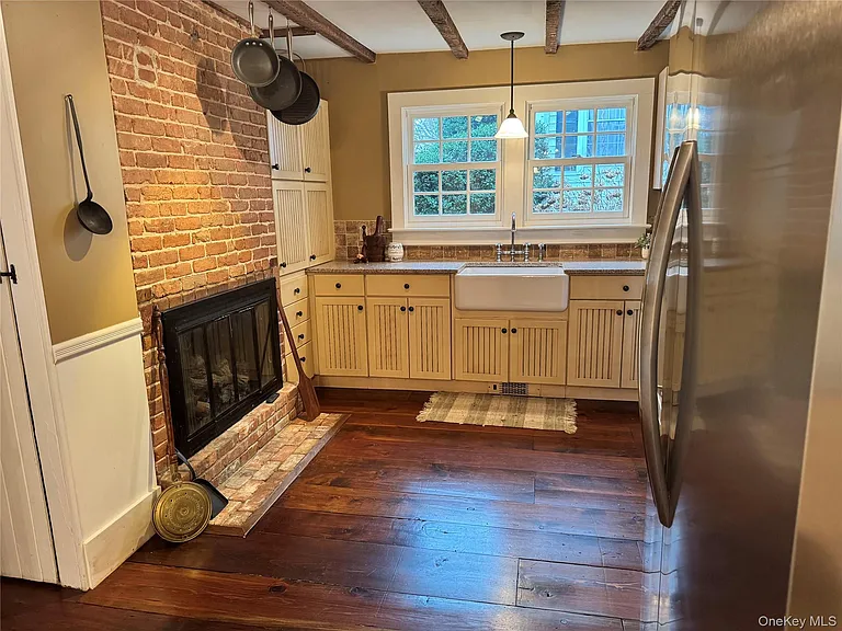 225 Christian Ave — Photo 22