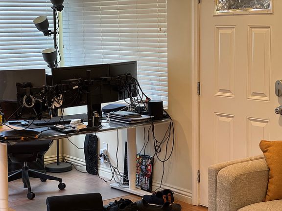 4th image of 221 Wesley Ave #221