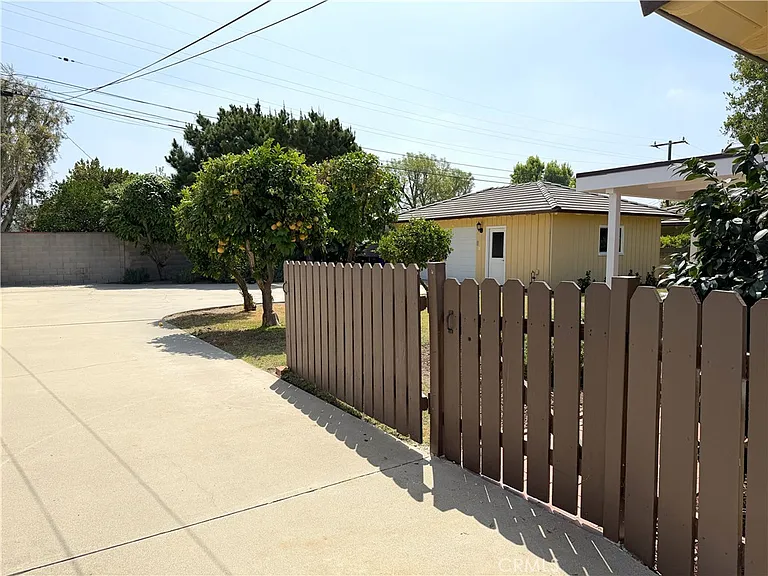 416 Drake Rd — Photo 24