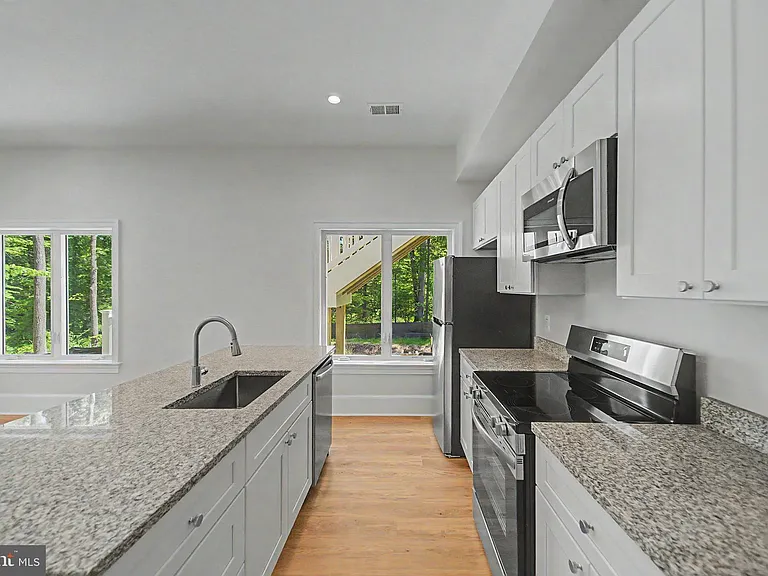 10205 Sorrel Ave — Photo 7