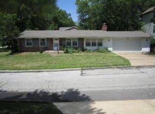 245 Reedway Ln, Saint Louis, MO 63122