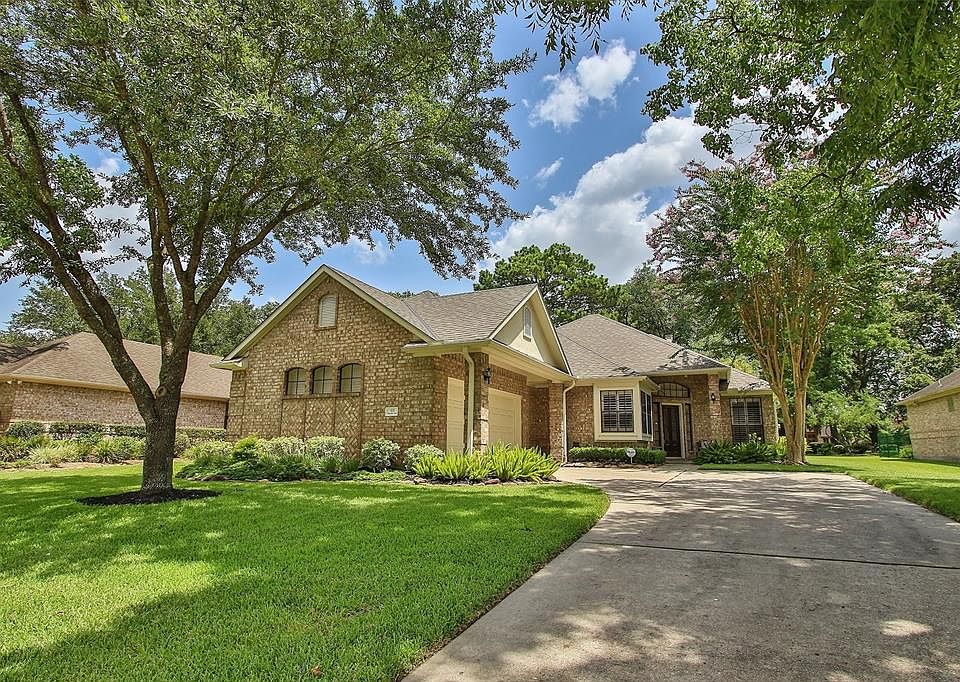 Driveway approach to front of the house.