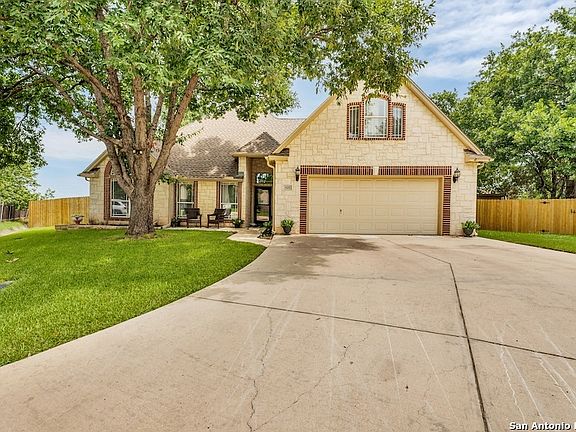 2nd image of 825 Crown Circle