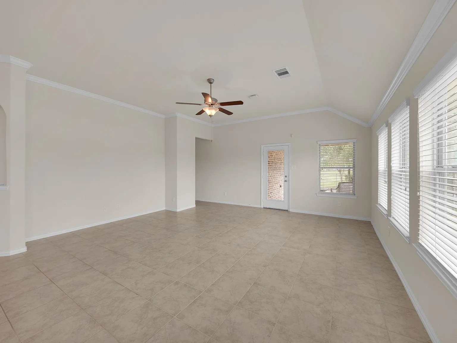 3 bed, 2.0 bath, 2043 sqft, $3,100 — Photo 3