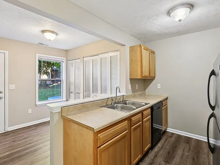 Fox Pointe Apartments — Photo 6