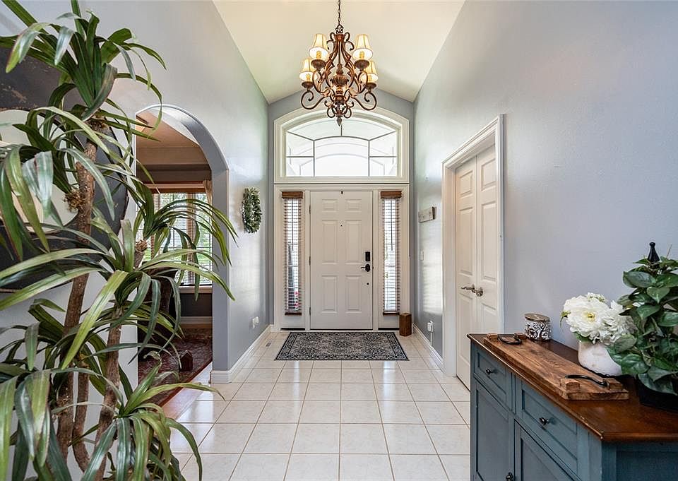 1717 Woodcrest St NE, Cedar Rapids, IA 52402 Zillow