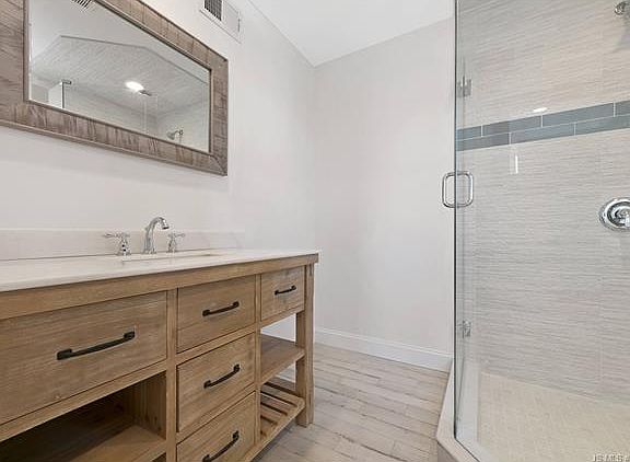 4th image of 203 E 33rd St
