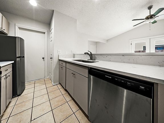 4th image of 808 Lloyd Ln