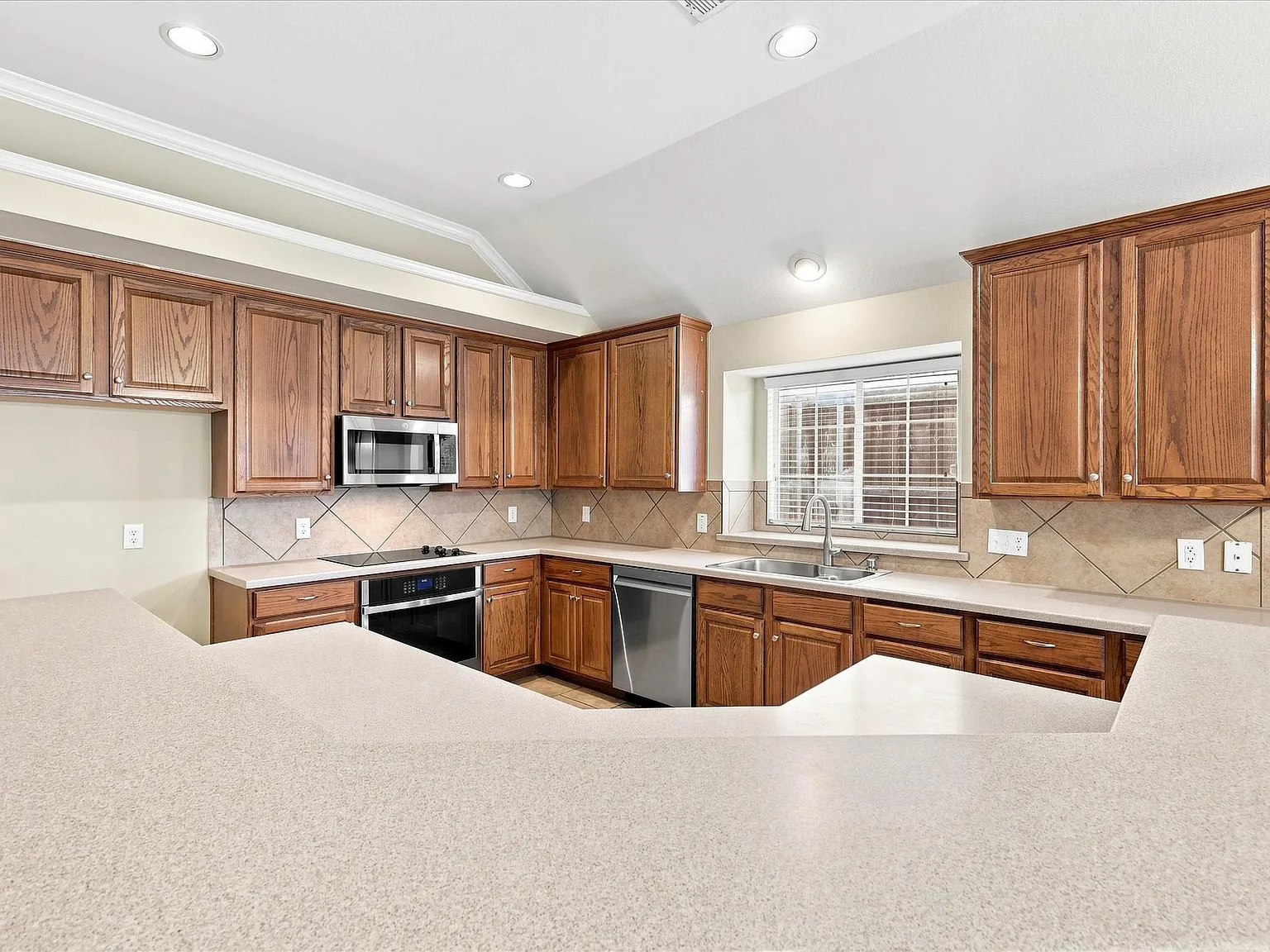 3 bed, 2168 sqft, $2,600 — Photo 3